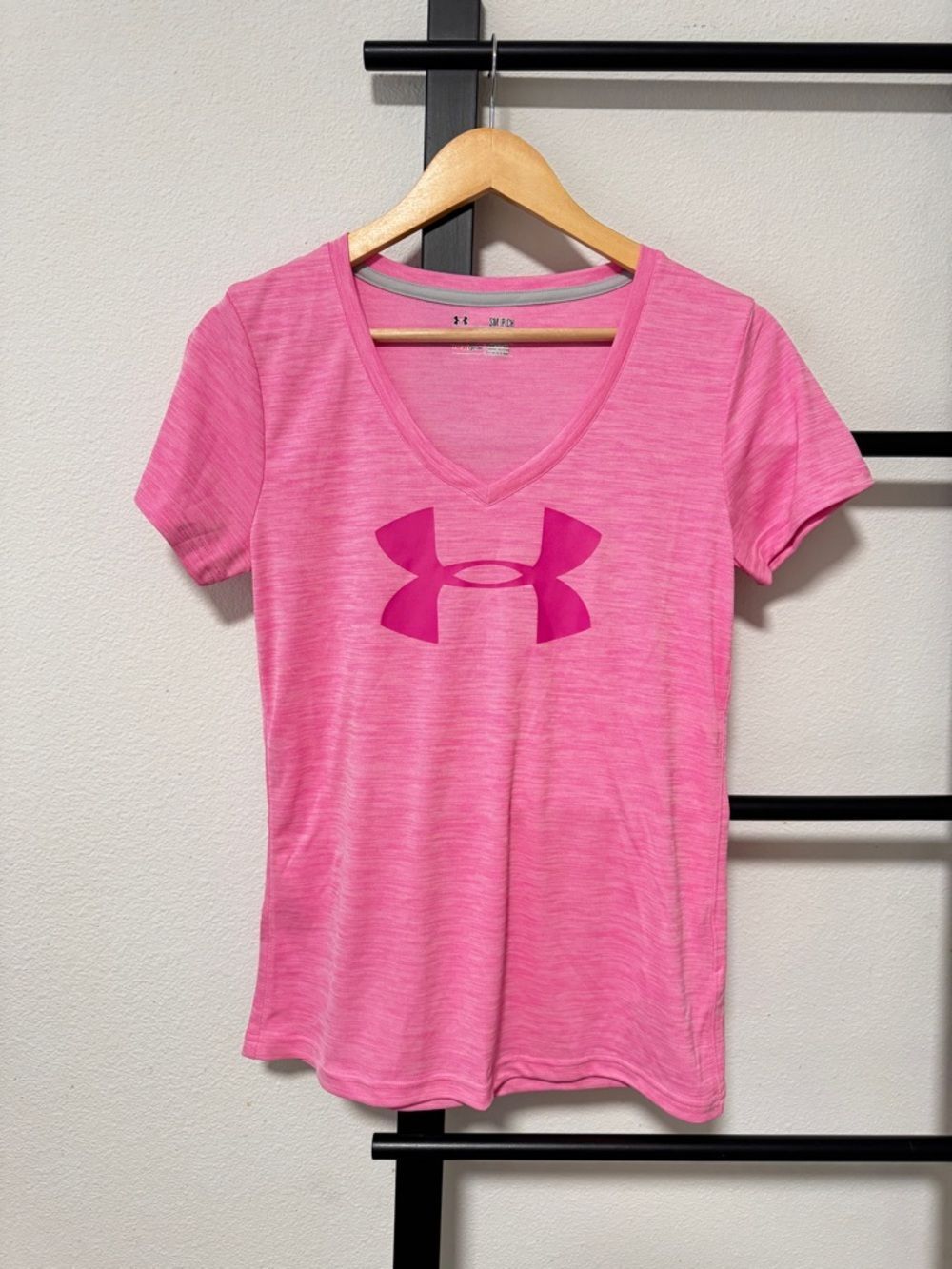 Under Armour Women Pink V-Neck Logo Performance Tee Size S